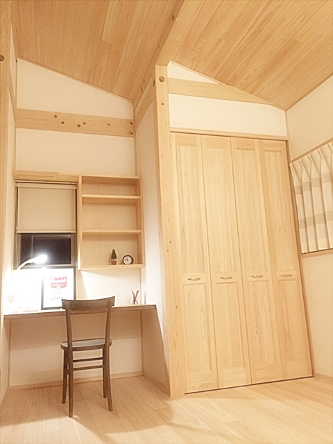 岡崎工務店のオープンハウス　将来仕切るための子供部屋、造作勉強机が人気です。