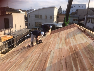 屋根の野地板施工中