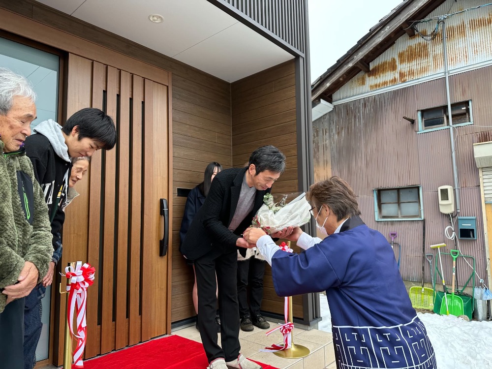 お引渡し式花束贈呈