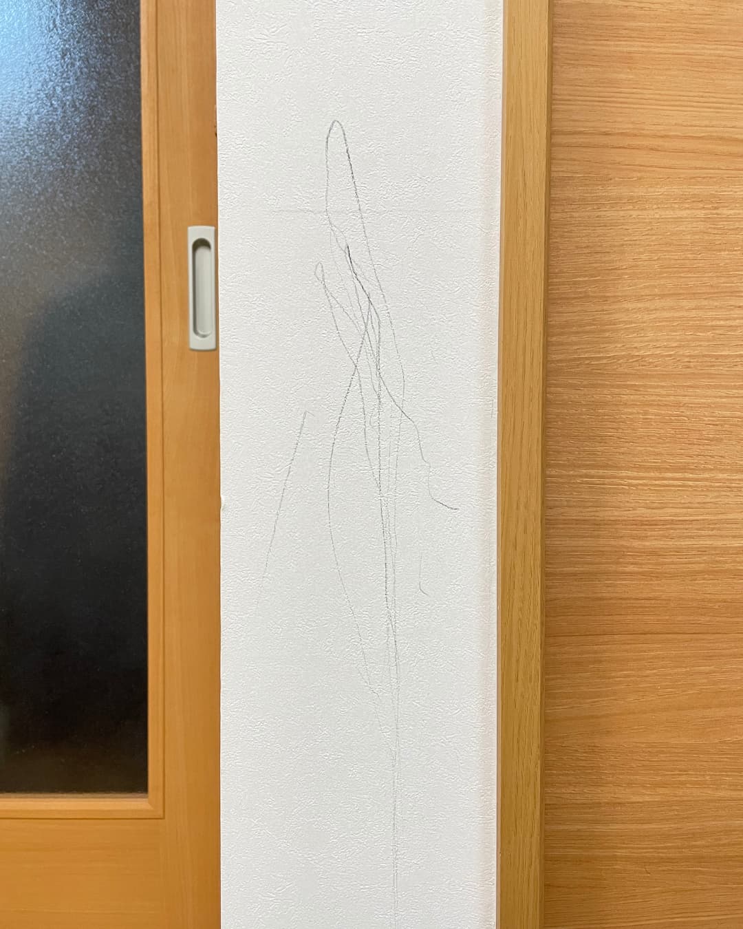 壁に落書きをされた写真