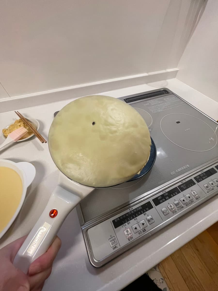 クレープ生地を焼く画像