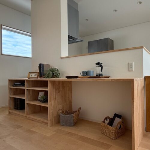 回遊できるアイランドキッチンの腰壁部分には、大工さんお手製の造作棚とカウンター。帰宅時に鞄や携帯をサッと置けたり、季節の小物を飾ったり、大活躍間違いなしの造作スペースです(^^)