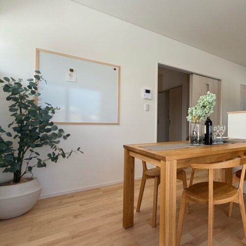 それぞれの洋室にもホワイトボードを設置されたＦ様邸。ご家族共有で使うスペースにも。ご家族で予定を共有したり、お買い物リストをすぐに書き込めて便利。