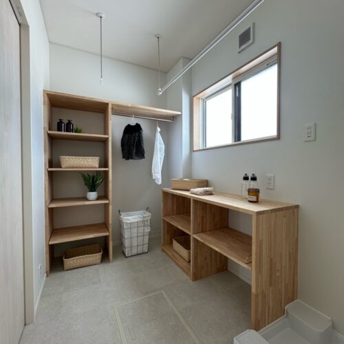 洗う→干す→畳むの洗濯が完結できるランドリールームです。  乾いた洗濯物は奥のパイプハンガーと棚に収納しておいて、自分の物は各自部屋へ持っていってもらう！なんて事もできそう!!効率的～☆★