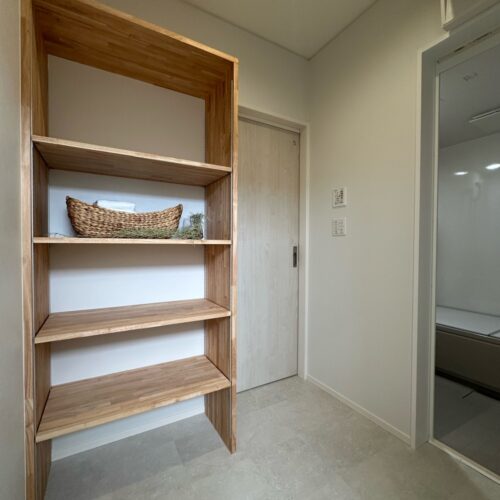 独立した脱衣室です。  脱衣室には、タオルやパジャマ等が収納できる造作棚を設けました。