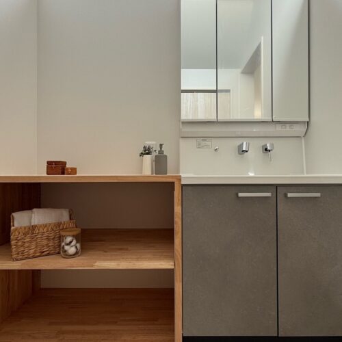 タカラスタンダード エリシオの洗面台の隣に造作棚をプラス。高窓から入る自然の光りで、明るく素敵な洗面所に仕上がりました♡  キッチン・カップボードと同様のメーカー・カラーにされた事で、水回りにより統一感が出てスッキリした印象に。