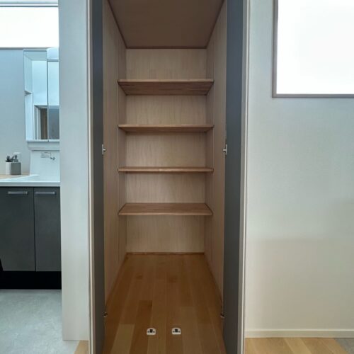 食品庫です。可動棚なので、収納する物に合わせて高さは自由自在♪