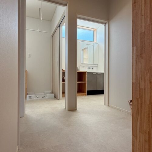 洗面所・ランドリールーム・お風呂脱衣室の水回り動線がコンパクト◎  それぞれがドアで仕切る事ができ、家族が入浴中も気にせず洗濯や歯磨きができるのは嬉しい間取り♪