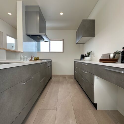 キッチン・カップボードは、タカラスタンダードのオフェリア。  床は、サンゲツのフロアタイル（IS-2057）に。 グレー系の色で統一し、落ち着きのある上品な空間になりました。