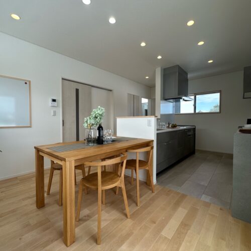 ダイニングはキッチンに横付けし、配膳や片付けがしやすいようにしました。キッチンとダイニングをぐるぐる回遊できる動線が、家事ラク・時短を叶えてくれます☆