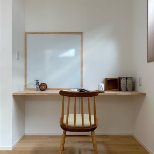 寝室に設けたワークスペースには、大きなホワイトボードも設置しました。 マグネットでメモを貼ったり、直接書き込んだりできて便利♪