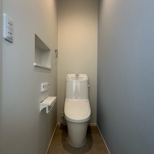 2階トイレも1面のみアクセントクロスを採用されました。  1階共に優しい落ち着いた色味です(*^^*)