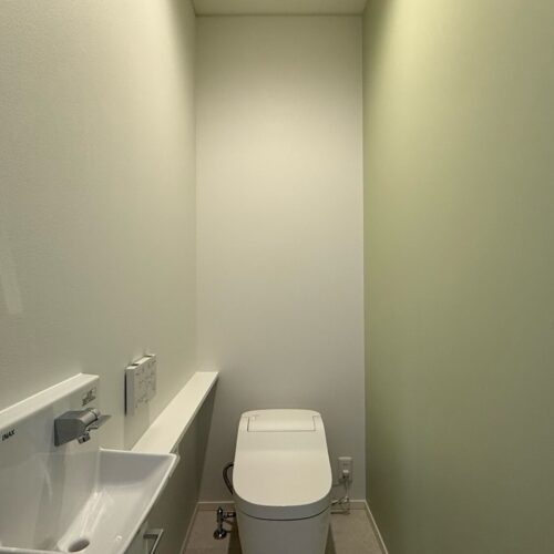 1階トイレです。アクセントに選ばれたグリーンのクロスが落ち着いていて癒やしの色♡  タンクレストイレはパナソニック アラウーノです。