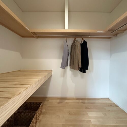  1階寝室のウォークインクローゼットです。たっぷり3帖の大容量(^o^)／  枕棚はすのこになっていて、通気性も良く寝具類の収納も快適♪