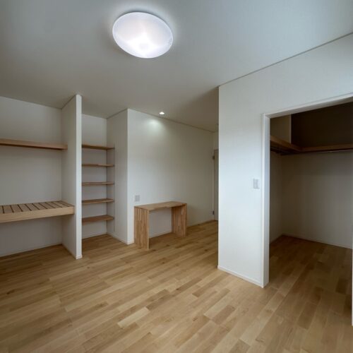 寝室(8.5帖)＋ウォークインクローゼット(2.5帖)で11帖ある広々した洋室です。造作で棚やカウンターを設けた事で、後から家具を購入する必要もなく、ぴったりサイズ(^o^)