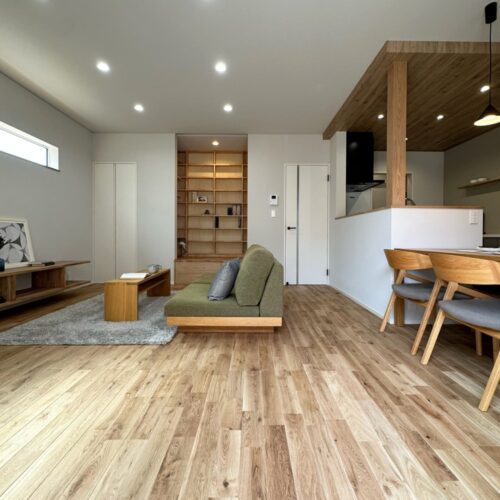  ヌックがあるリビングです。  内装は、グレーがかったクロスをベースクロスに。  また、床は、オークを選ばれました。  「居心地の良いこぢんまりした場所」であるヌックは、家族のお気に入り場所になること間違いなしです！