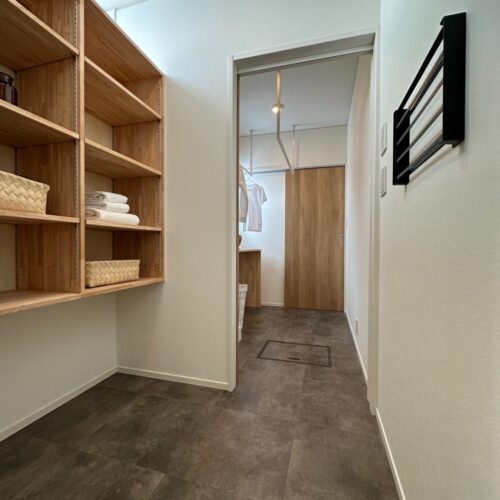 手前からお風呂→脱衣室→ランドリールーム→洗面→トイレと一直線に配された水まわり動線！また写真ではわかりにくいですが、洗面の向かいの扉を開けるとキッチンへと繋がる動線に！家事をする際の移動が最小限となり、効率的な家事をサポートしてくれる動線です（●＾o＾●）