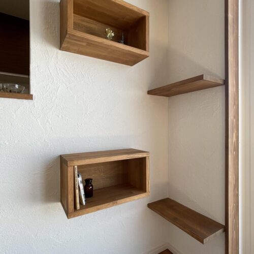 ボックス型の飾り棚は本や小物を飾りつつ、階段仕様のキャットウォークとして造作しました。