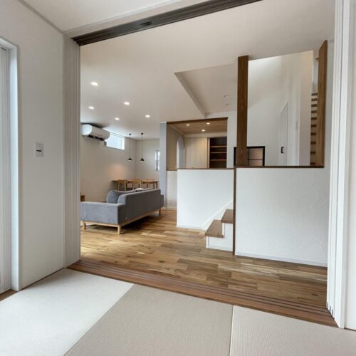 リビング横の和室は扉を閉めれば個室としても使用できます♪  リビングのすぐ横なので、お子様のお昼寝などにも使用できますね。