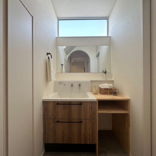 洗面台はタカラスタンダードのエリシオを下台のみ取り付けました。  オープンタイプの造作棚は使用頻度の高い物を収納して、すぐに取り出せるのがいいですね♪