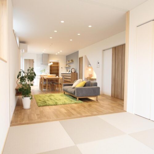 和室の建具が引き込み戸となっているので完全に開くとこのようにリビングと和室が一続きになって広々とした空間になります(^_-)-☆