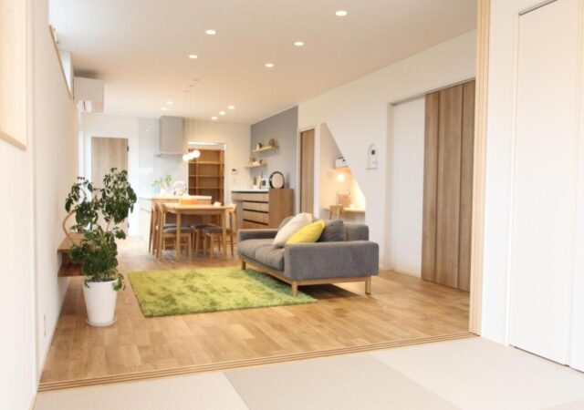 家族と愛犬が共に心地よく暮らす広々リビングの家