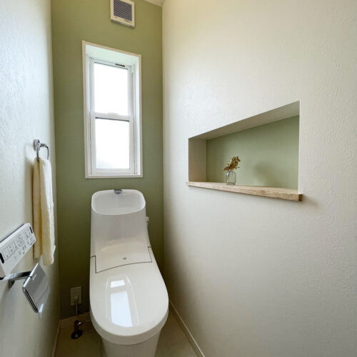 背面とニッチにはグリーンのアクセントクロスを施工しました。  柔らかい雰囲気のトイレに仕上がりました(*^^*)