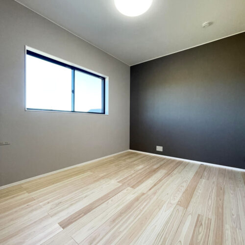 主寝室はアクセントとして一部クロスの色を替えました(*^^*)ダークカラーがお洒落な空間を演出してくれます★  床材はひのきを選ばれました。ひのきには、リラックス効果と安眠促進効果があると言われているので主寝室にピッタリの床材です！  一日の疲れを癒してくださいね(^_-)-☆