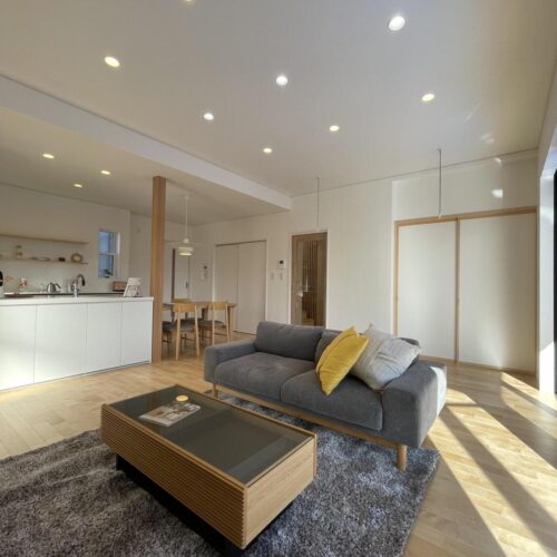 カバザクラの無垢フローリングが優しい雰囲気のLDK。ダウンライトでスッキリとした印象に♪  ダイニングとリビングの天井の高さを変えメリハリのある空間を演出しました。