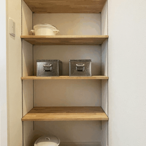 キッチン横にはパントリーを設けました。可動レール付きなので高さを自由に調節できます！  扉もついているので、生活感の出やすいパントリーもスッキリと目隠しすることができます(*^^*)