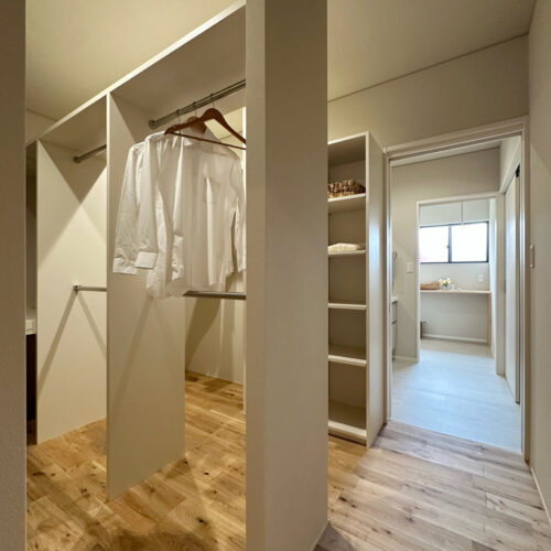 ファミクロで着替え、かばんを置いたあとは隣の洗面で手洗いうがいでスムーズな帰宅動線！  その奥は、ランドリールームで洗濯動線も効率的に！