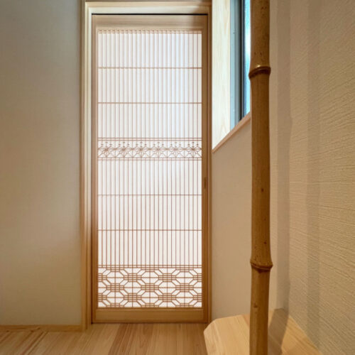 玄関ホールの建具には、お家の雰囲気にピッタリな造作の組子障子を選ばれました。  見る人を魅了する組子障子。惚れ惚れしますね～♪     組子障子：株式会社タニハタ