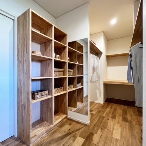 サンルームの造作棚。  床から天井までの高さの可動棚にはタオルなどをたっぷり収納できます。  造作のカウンターは、洗濯物を畳んだりアイロンをかけたりと、使い勝手◎