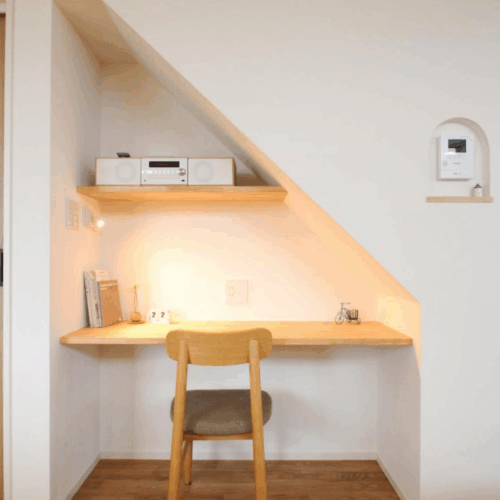 階段下のスペースは、棚板とカウンターを設けてワークスペースとして活用！  家族の気配を感じながら作業することができます♪  手元が明るくなるよう、スポットライトも取り付けました(^o^)／