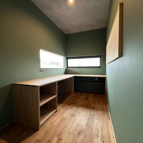 グリーンのクロスでお洒落な書斎スペース！天井のグレーのクロスにはさりげなくわんちゃんの足跡がデザインされているんですよ(^_-)-☆Ｌ字型に造作したデスクで作業スペースを広く確保！壁には有孔ボードも取り付けました！