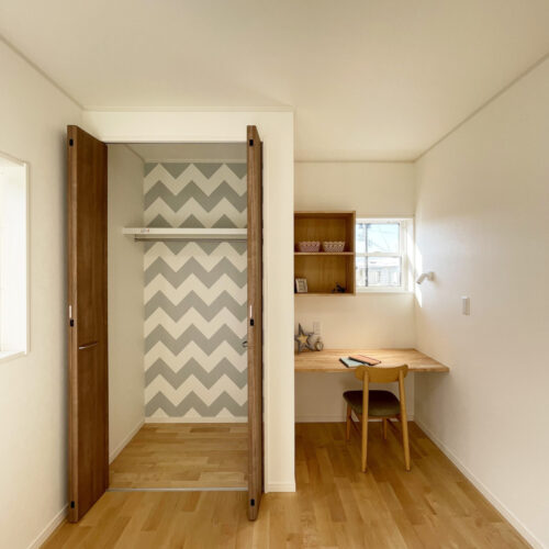 お子様の部屋にはクローゼットの横にデスク＆本棚を造作しました。  クローゼットの中のアクセントクロスが可愛い( *´艸｀)