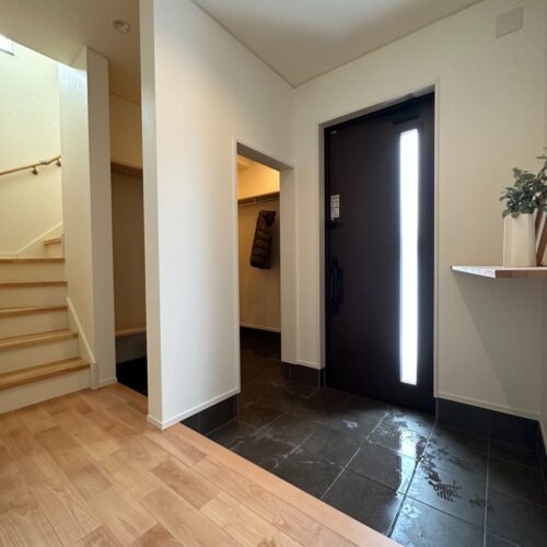 玄関を入って右側にはご家族専用のシューズクロークがあります(^－^) 玄関は来客用と家族用を分けることで、常に綺麗な状態をキープ☆ 急な来客も余裕のおもてなし♪シューズクロークから入れる設計も嬉しいポイントですね♡