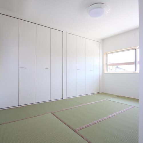 リビングだけでなく主寝室にも畳を敷き詰めました。全面畳であればどんなにコロコロ寝返りをうっても大丈夫！  家族全員が川の字で一緒に寝るのも良いですね(*^-^*)