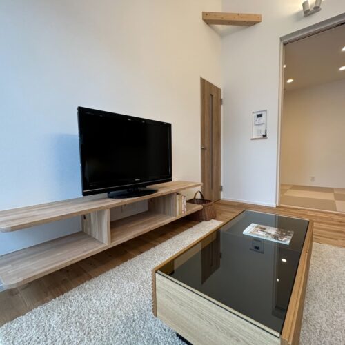 リビングの造作テレビボードはフロートタイプ！  ロボット掃除機もテレビボードの下をスイスイ通れます(^○^)