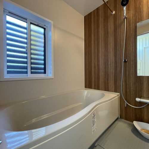 お風呂は、木目調のアクセントパネルがお洒落で落ち着く空間に★     浴室：LIXIL　アライズ1616  壁：HT241+LE702（オンダガタライト）  床：グレー