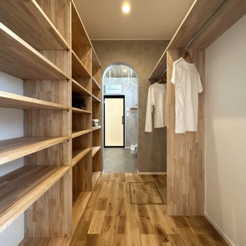 約2.5帖のファミリークローゼットには掛けて収納できるパイプハンガーと、畳んで収納できる棚を造作しました。  ご家族全員分の服が収納できるほどの大容量！
