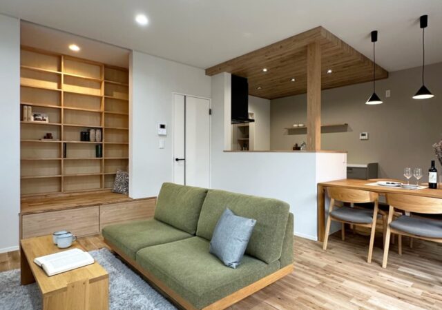 将来を見据えた間取りと「ヌック」がある、グレートーンの家