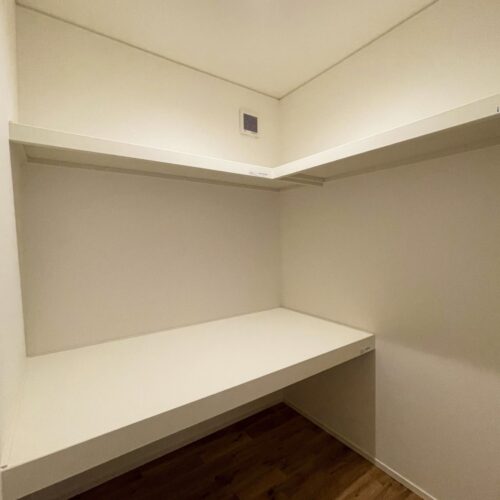 約2帖ほどの納戸は枕棚と中段を施工し、季節ごとのお洋服や雑貨などもたくさん収納できるように設計しました。  換気扇を取り付けたので空気の循環もバッチリ！