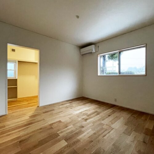 ご両親の寝室内にはウォークインクローゼットを併設しました。  約3.5帖のクローゼット内には棚やパイプハンガー、中段などを造作。  換気扇と窓も施工したので通気性もバッチリ☆彡  寝室と併設しているので、起きてからサッと着替えれるのが嬉しいですね(^O^)／