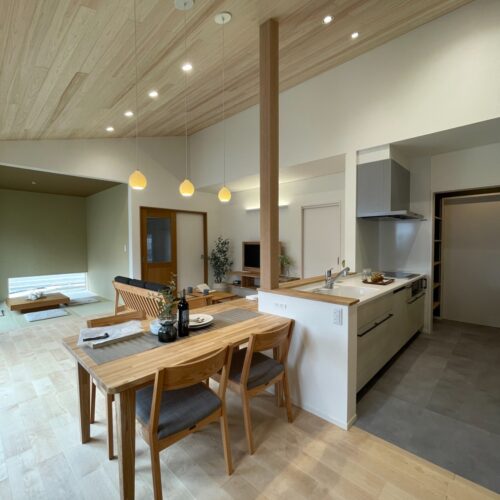 リビングの床材はカバのフローリング。  全体的に木のぬくもりあふれた優しい空間に仕上がりました。