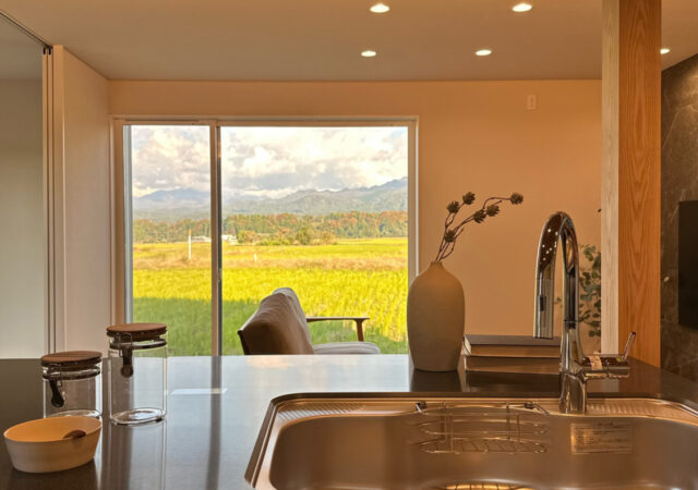 無垢材とタイルで大人な雰囲気漂うモダンの家