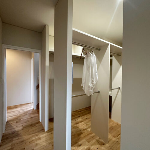 １階に設けたファミリークローゼットは家族みんなが使いやすい。  帰宅してすぐに着替えや荷物を置いて…とスムーズな帰宅動線に。