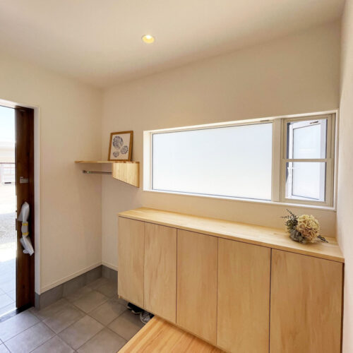 玄関には自然の光を採り込めるように横長の窓を取り付け、明るい印象に♪  枕棚と下駄箱はお家の雰囲気に合わせて、大工さんが造作しました。