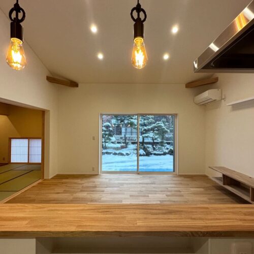 Ｉ様邸のキッチンからは庭が望める仕様に(*^^*)  お料理を作りながら、四季の移ろいを感じれるのは素敵ですね♡