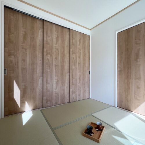 リビング横に設けた4.5帖の和室スペースは、ホッと落ち着く空間に☆  ちょっとゴロンとしたい時には大活躍しますよね( *´艸｀)     畳：大建 清流若草16　へり：ストリームNo16